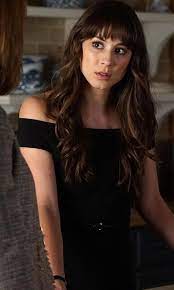 28 de octubre de 1985) es una actriz, escritora, productora y directora estadounidense.ella es conocida por interpretar el papel de spencer hastings en la serie de freeform, pretty little liars. Spencer Hastings S Black Ted Baker Wiona Bardot Neckline Bodycon Dress From Prett Pretty Little Liars Fashion Pretty Little Liars Spencer Pretty Little Liars