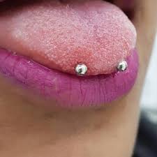 Piercing En La Lengua Como Cuidar Tipos Y Contraindicaciones Piercing Ojos De Serpiente Piercing Piercing En La Lengua