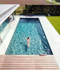 30 Holzdeck Design Ideen Fur Den Pool Pool Ideen Modernes Poolhaus Schwimmbader Hinterhof Glaspool