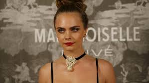 Cara delevingne, wearing a saint laurent outfit and shoes and dior jewelry, sits at a steinlager grand piano in the entry hall while leo, a husky mix, looks on. Raup Rp1 M Sehari Cara Delevingne Resmi Jadi Model Termahal