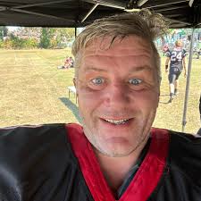 Hi, does anyone know of good computer shops or computer repair people in  the local area that could fix and sell a laptop of mine? I have a 15.6” HP  laptop that