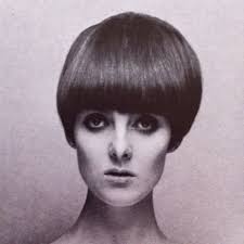 Grace Coddington In Vidal Sassoon Haircut And Mary Quant Dress Epitomized The 1960s Bob Hairstyles 1960s Hair And Makeup Vidal Sassoon Haircut