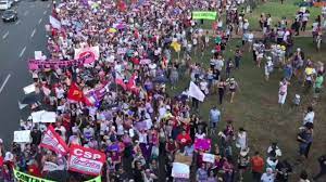 El grito se escuchó en las calles de unas 200 ciudades brasileñas por primera vez desde el comienzo de la pandemia, en la protesta busca crear mejores condiciones para la realización de un juicio político contra bolsonaro. Manifestacao Contra Bolsonaro Em Brasilia Youtube