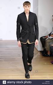 Self 06 self 05 self 04 self 03 self 02 self 01 self store locator. Yves Saint Laurent Paris Pronto A Indossare Abbigliamento Uomo Primavera Estate 2012 Foto Stock Alamy