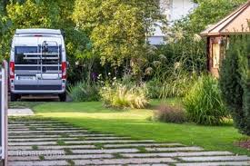Zufahrt Aus Grossformatigen Platten Mit Rasenfugen Schotterrasen Gartengestaltung Einfahrt Gestalten