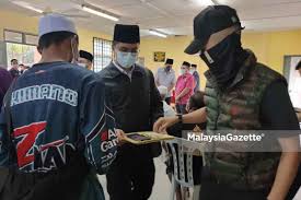 Sweetnya tengku ahmad ismail dengan kanak kanak. Tengku Panglima Muda Sampaikan Sumbangan Kepada Mangsa Ribut
