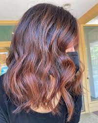 La nuance cannella è perfetta per dare calore e profondità ai capelli castani. Tendenze Colore Capelli Autunno 2021 Cinnamon Spicy Cannella Speziata