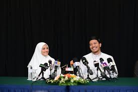 Listen to music by fattah amin on apple music. Fattah 27 Tahun Fazura 34 Tahun Kini Suami Isteri Beza Usia 7 Tahun Tak Halang Cinta Mereka Vanilla Kismis