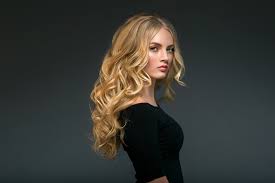 Frisuren für mädchen mit locken. Fotos Junge Frau Grauer Hintergrund Starren Blondine Frisuren Haar