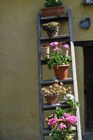 Gartendeko Alte Leiter Mit Vielen Blumen Findet Ihr Im Garten Vom Casa Valrea Ferienhaus Am Fluss In Italien Ww Leiter Dekoration Alte Holzleitern Holzleiter