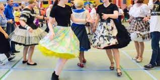 A square dance is a dance for four couples (eight dancers in total) arranged in a square, with one couple on each side, facing the middle of the square. 20 Jahre Coast Dancers Sqaure Dance Die Sprache Ohne Worte