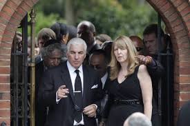 Jul 25, 2011 · amy winehouse to be cremated following emotional funeral famous friends and family mourned the singer in london today. Amy Winehouse Funeral Celebridades Que Morreram Jovens Fotografia 41264268 Fanpop