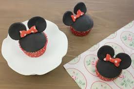 Nach einer minute kommen 2 el lauwarmes wasser hinzu und die masse wird weiterhin für etwa 15 minuten. Minnie Mouse Cupcakes Backen Dekorieren Absolute Lebenslust