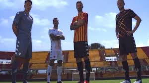 Acquistare tuta allenamento calcio squadre a poco prezzo. Benevento Presentate Le Maglie Per La Stagione 2020 2021 Sportcampania It