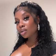 Kaylee Smith's Instagram, Twitter & Facebook