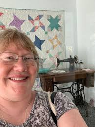 Look at that quilt behind them.