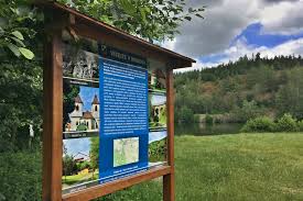 Na holýšovské nádraží jsme hned našli rozcestník a. Zatopeny Lom U Hradce Na Jihu Plzenska Ma Krasne Cistou Vodu Miluji Ji Ryby I Plavci Region