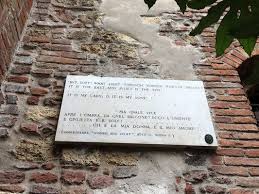 Un Targa Affissa Alle Mura Della Casa Di Giulietta In Via Cappello A Verona Nella Targa Si Possono Leggere Alcuni Versi Del Verona Luoghi Piu Romantici Citta