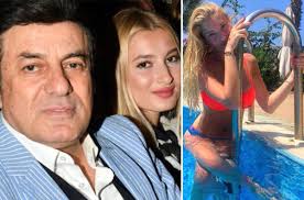 Her yere 18 yaşındaki kızı roza ile giden coşkun sabah'ın kızına teklifler yağmaya başlamış. O Xrhsths Snob Magazin Sto Twitter Unlu Muzisyen Coskun Sabah Kizi Roza Ile Ilgili Tartisma Yaratan Aciklamalarda Bulundu Posta Ya Konusan Unlu Muzisyen Ben Izmirli Degilim Diyarbakirliyim Kizimin Bikinili Fotograflarina Bakilmasina Musaade