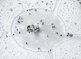 大雪覆盖的布罗肯brocken 峰顶 德国germany 萨克森州saxony 高1142米的布罗肯峰是德国北部最高的山峰 因拥有独特的气候而被称为 魔法山 峰顶自每年9月到次年5月都覆盖着白雪 一年中有超过300天都被雾气环绕 摄影师 st bird boston globe birds eye view