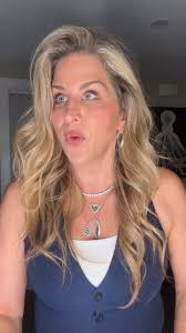 LIVE with acrylic and resin artist Grace Bell!!!🌊💙 ~ Learn about how she  creates her seascape art and our current Giveaway