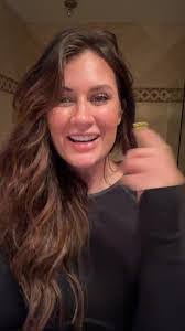 Kelly Luffman's Instagram, Twitter & Facebook