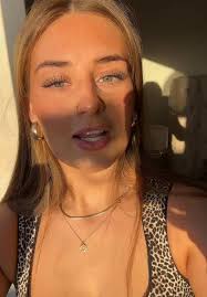 Mia Dyer's Instagram, Twitter & Facebook