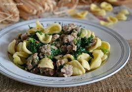 Pasta con cime di rapa e salsiccia. Orecchiette Con Cime Di Rapa E Salsiccia Primo Piatto
