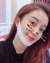 Từng bị bóc mẽ Cô Cô "2 cằm", Lưu Diệc Phi nay khoe sắc làm náo loạn đường  phố