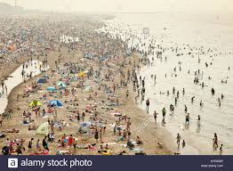 Scheveningen hat einen der berühmtesten strände der niederlande und den einzigen echten der strand von scheveningen ist etwa 4,5 kilometer lang und durchschnittlich 110 meter breit. Netherlands Scheveningen Near The Hague Summertime On Crowded Beach People Enjoying Sun And Sea Water Aerial View Stock Photo Alamy
