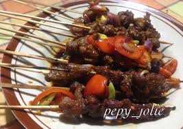 Tidak hanya rasanya yang nikmat, dalam daging kambing juga terdapat nutrisi tinggi yang mampu menjaga kesehatan tubuh secara umum. Resep Sate Kambing Empuk Enak