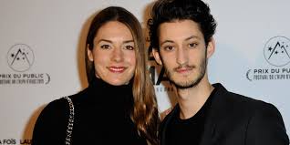 Ils sont venus promouvoir le film la promesse. Pierre Niney Et Natasha Andrews Attendent Leur Premier Enfant Marie Claire