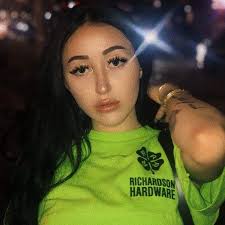 Miley cyrus gave boyfriend cody simpson a quarantine makeover, complete with eye makeup, red lipstick and highlighter. Who S Noah Cyrus Is She Back With Her Ex Boyfriend Lil Xan Insight On Her Dating History Net Worth Family