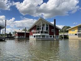 Schwimmende Luxus Maasvilla Mit Bootsanleger In 2020 Villa Ferienwohnung Urlaub Am See
