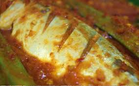 Ikan itu dibersihkan dan kemudian mengalir. Resepi Ikan Kembung Bakar Berlada