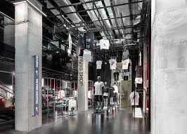 Nike Weaves 85 000 Kilos Of Sustainable Material Into New Flagship Store In Paris In 2020 Paris Store Award Display Paris
