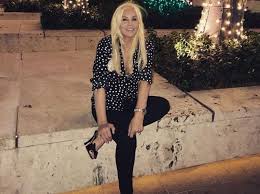 Susana giménez tuvo que ser intervenida por una dolencia que le provocó en su codo izquierdo su caída en punta del este. Asistente De Susana Gimenez Se Encargara De Comunicar Sobre La Salud De La Diva