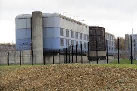 Swagg man est impliqué dans une affaire d'escroquerie. Prison De Bois D Arcy L Employee De Mairie Cachait Des Telephones Dans Son Soutien Gorge 78actu