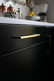 Black And Gold Kitchen Cabinets Black Kitchen Cabinets With Gold Pull Handles Kuche Schwarz Schwarze Kuchenschranke Kuchenschranke Streichen