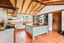 Amazing gallery of interior design and decorating ideas of red brick kitchen floors in home exteriors, decks/patios, dining rooms, laundry/mudrooms, kitchens by elite interior designers. 75 Beautiful Brick Floor Kitchen With Blue Cabinets Pictures Ideas July 2021 Houzz