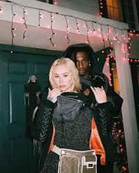Iggy azalea is a 30 year old australian rapper. O Rap E O Crime