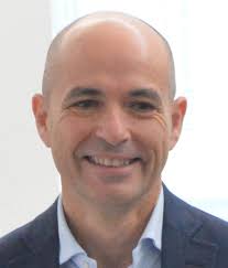 Ma Tola se ne va: deriva populista e xenofoba