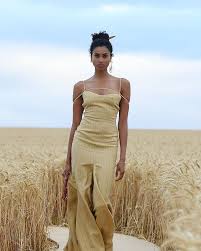 Fashion To Max V Instagram Jacquemus Spring Summer 2021 L Amour Show Was Held Live Between The Swaying Wheat The Coll In 2020 Fashion Fashion Show Jacquemus