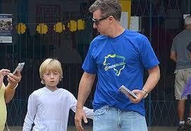 Luciano huck e o filho benício (foto: Luciano Huck Leva O Filho Mais Velho Ao Colegio Eleitoral Ofuxico