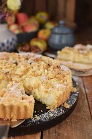 Quark, puddingpulver und zitronenschale unterrühren. Apfel Streusel Kuchen Apple Crumble Cake