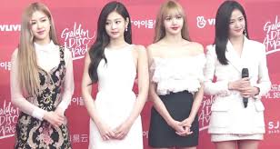 lalisa manobal, bekannt als lisa (ganz rechts), sängerin der. Netflix Rumored To Release Blackpink Documentary Kill This Love Played On Network S To All The Boys P S I Still Love You Film