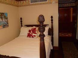 Standard rooms and junior suites (with views and lanai) are on the second floor (no elevators). Lahaina Inn Hi Booking Com