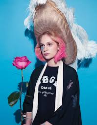 Ünlü oyuncu farah zeynep abdullah, söz ve bestesi kendine ait 'bu hangi masaldı?' adlı şarkıyla müzik dünyasına adım atıyor. Farah Zeynep Abdullah Kimdir