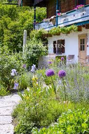 Iris Allium Lavendel Und Katzenminze Im Bauerngarten Gartenplanung Gartengestaltung Renate Waas Munchen Wir Planen Ihre Gartenplanung Bauerngarten Garten