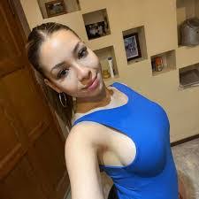 Sara Vanwinkle's Instagram, Twitter & Facebook